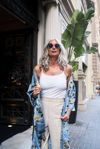 A woman over 40 in fashionable attire.